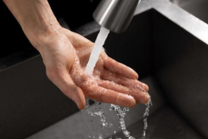 Вода из-под крана может угрожать здоровью. Вот чего нужно избегать всем