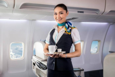 Зачем стюардессы носят платок на шее — раскрываем тайну стильного аксессуара бортпроводников