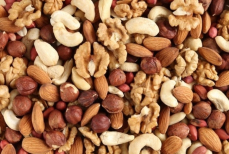 Найден орех, который снижает холестерин — и заодно уменьшает талию