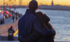 Психолог назвала лучший возраст для первых отношений