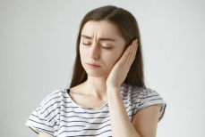 Этот симптом в ушах может предупреждать о раке. Проверьте себя