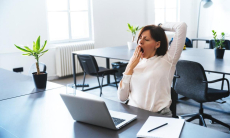 Постоянно хочу спать после еды — в чем причина, объясняет врач