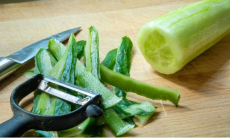 Отпугнет всех вредителей — эксперт призвал расставить кожуру одного овоща в саду