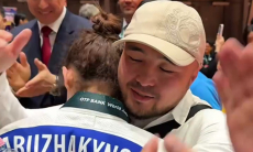 Елдос Сметов встретил Абибу Абужакынову после исторического достижения. Видео