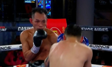 Досрочно завершился бой легенды бокса за титул чемпиона WBA. Видео