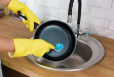 Надо ли мыть сковородку сразу после жарки