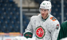 Стала известна зарплата воспитанника казахстанского хоккея в клубе КХЛ