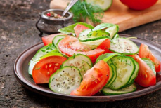 Опровергнут главный миф о салате из огурцов и помидоров