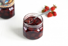 «Живое» варенье из клубники — два быстрых способа заготовки без варки и заморозки 