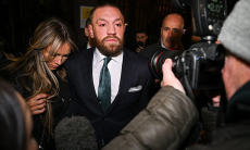 Конор Макгрегор вырубил ударом человека в ночном клубе. Видео