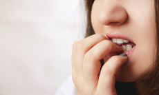 Что скрывается за привычкой грызть ногти — вы точно удивитесь