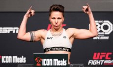 Уроженке Казахстана «записали» безоговорочную победу на историческом турнире в UFC