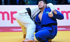 Казахстанец мощно стартовал и вышел на олимпийского чемпиона на ЧМ-2025 по дзюдо
