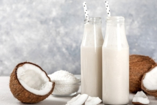 Очищает кишечник и улучшает состояние волос — чем еще полезна кокосовая стружка