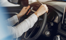 Эти тревожные звуки и запахи из двигателя нельзя игнорировать — главные признаки опасности