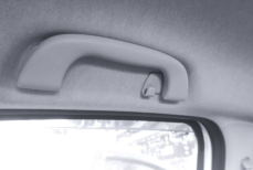 Для чего на самом деле нужны ручки над дверью в салоне авто — ответ удивит
