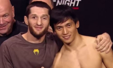 Российский боец UFC удивил поступком на дуэли взглядов с казахстанцем. Видео