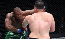 Зарубой Усмана и непобежденного нокаутера начался исторический турнир UFC с участием казахстанца