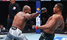 Разгромом закончился главный бой исторического турнира UFC