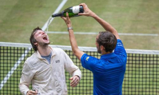 Александра Бублика искупали в шампанском и напоили после исторической победы. Видео