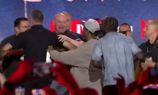 «Канело» и Кроуфорд устроили потасовку перед боем за «абсолют». Видео