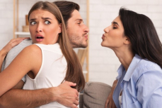 Названы знаки зодиака, которые легко вовлекаются в любовные треугольники