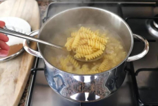 Почему никогда не стоит выливать воду из-под макарон — неожиданный лайфхак