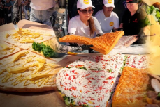 Гигантский бургер с казы весом 53 кг приготовили на фестивале в Балхаше