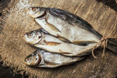 Как быстро и без нервов почистить сушеную рыбу — блогер раскрыл лайфхак