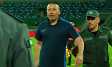 Прямо во время матча узбекистанского тренера увели с поля сотрудники правопорядка. Видео