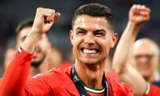 Криштиану Роналду подписал самый выгодный контракт в истории спорта