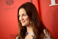 Дрю Бэрримор показала, как выглядит без макияжа и фильтров. Фото