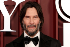 Редкий выход. Киану Ривз побывал на мотогонках