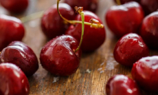 Названы четыре категории людей, кому нельзя есть черешни