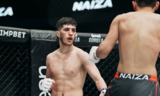 Ярким нокаутом с колена завершился поединок казахстанского бойца. Видео