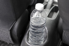 Почему нельзя пить из нагретых на солнце бутылок с водой