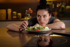 Тревожность начинается с тарелки. Врач рассказал о скрытой опасности жирной пищи