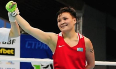 Казахстан с тремя нокдаунами выиграл второй бой на Кубке мира по боксу