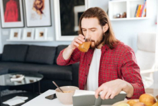 Назван худший напиток на завтрак, который вредит кишечнику. И это не кофе