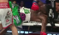 Непобежденный боксер был сенсационно нокаутирован в чемпионском бою за секунды до гонга. Видео