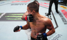 Топовый казахстанский боец получил плохую новость от UFC