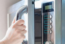 Два популярных продукта, которые превращаются в яд при повторном подогреве