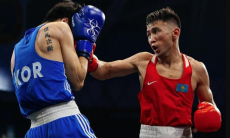 Битва с Узбекистаном, разгромы и нокдауны. Как Казахстан выступил во второй день домашнего Кубка мира по боксу