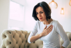 Назван необычный симптом сердечного приступа, который часто встречается у женщин