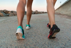 Простой трюк во время ходьбы улучшает работу мозга. Вот что нужно делать