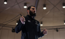 Бетербиев показал «вид на миллион долларов» перед трилогией с Биволом. Видео