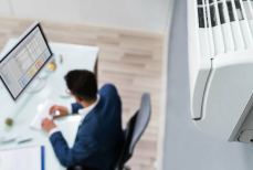 Кондиционер в офисе сушит глаза сильнее, чем ветер, заявила врач