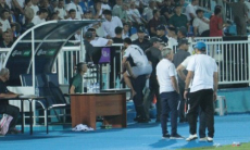 Узбекистанского футболиста врачи унесли с поля на плечах