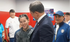 Геннадий Головкин поцеловал Назым Кызайбай и попал на видео