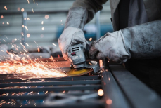 Где казахстанцам платят больше — названы отрасли и регионы